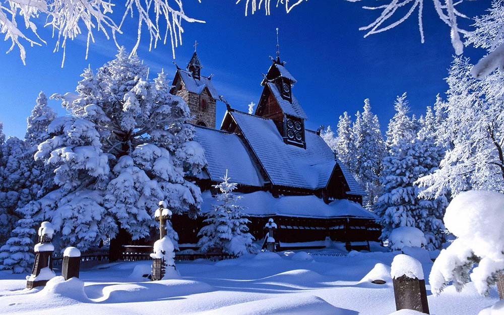 The Snow And The Wooden House: How To Prepare Your House For Winter